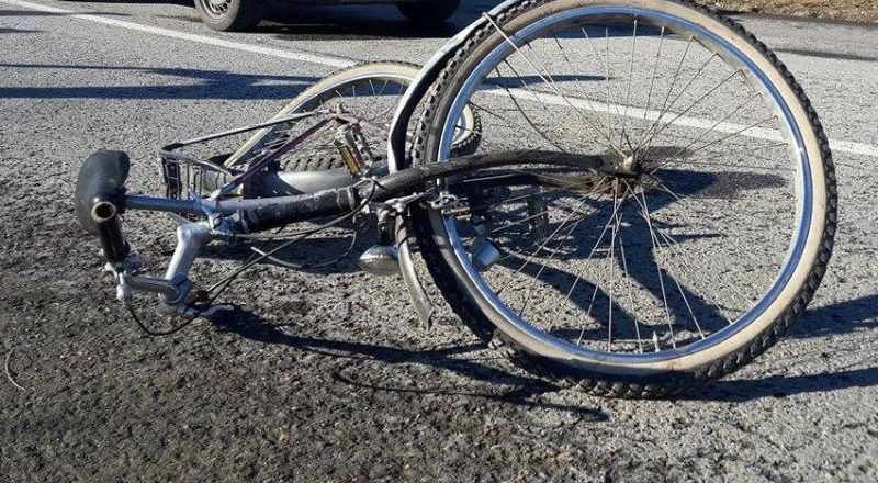 Un tânăr de 18 ani din oraș este cercetat de poliție după ce a lovit  cu mașina un om beat care a căzut pe șosea