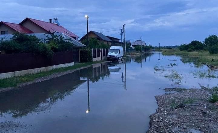 Ploaia de seara trecută a făcut probleme la Tecuci. Subsolul  sediului  ANAF și mai multe străzi au fost inundate