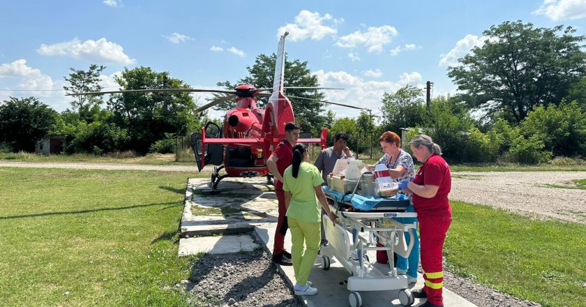 Un bebeluș de 3 zile, născut cu afecțiuni la plămâni a fost preluat în stare gravă de la Tecuci