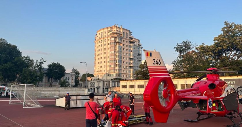 Misiune aeromedicală a elicopterului SMURD Galați peste Prut. Un copil de 4 ani a avut nevoie urgentă de ajutor