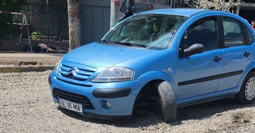 Mașini distruse sau avariate la Tecuci. Administrația liberală ridică din umeri