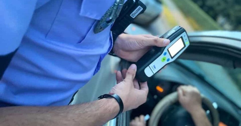 Drogat prins în trafic pe o stradă din oraș.  Polițiștii i-au făcut dosar penal