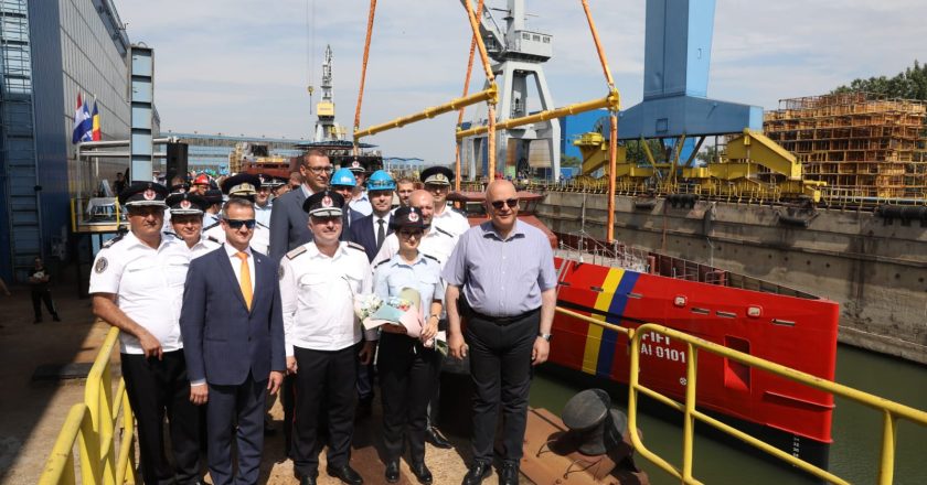 Prefectul județului, Claudiu Gavril, prezent la lansarea unei nave de pompieri, la șantierul Damen Galați