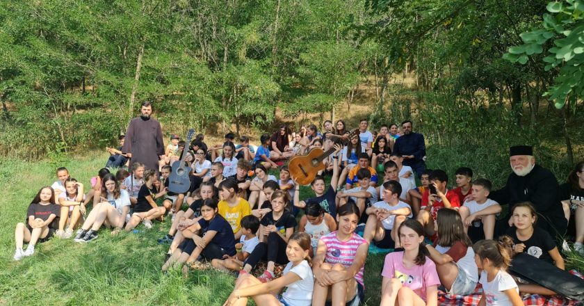 75 de tineri din trei localități, în tabără de vară la ”Sfinții Martiri Brâncoveni” din localitatea Cârlomănești, judeţul Galaţi