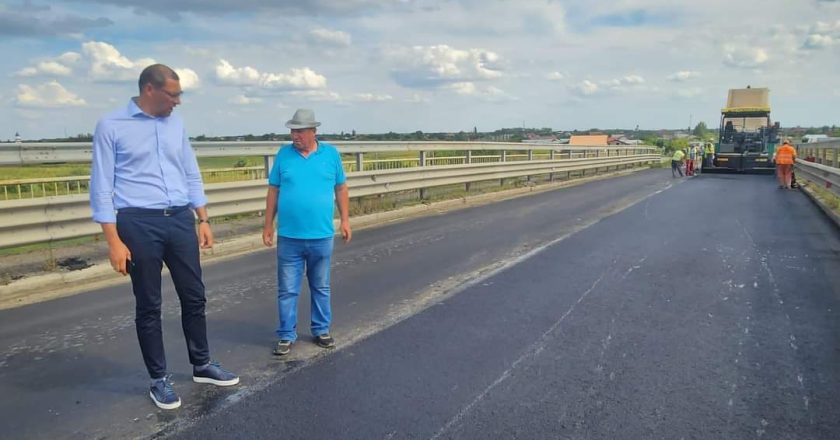 Vizită de lucru a Prefectului la pasarela din Drăgănești. Coșmarul soferilor s-a încheiat