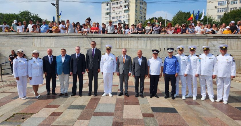 Ceremonie dedicată marinarilor români, pe faleza Dunării din Galați