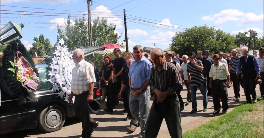 Și după ce mori, este nevoie bani. Nu ai bani, ce faci? Nu te mai îngroapă preotul. Japiță la o biserică din județul Galați. Un preot a încasat 450 de lei pentru a înmormânta o bătrână