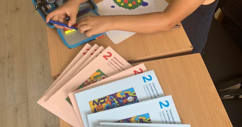 Cărți și ghiozdane donate elevilor tecuceni ai școlii din cartierul Bălcescu