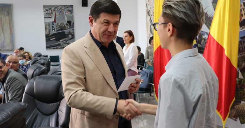 EDUCAȚIE. 10 viitori studenți din Galați au fost premiați cu 3000 de lei/persoană