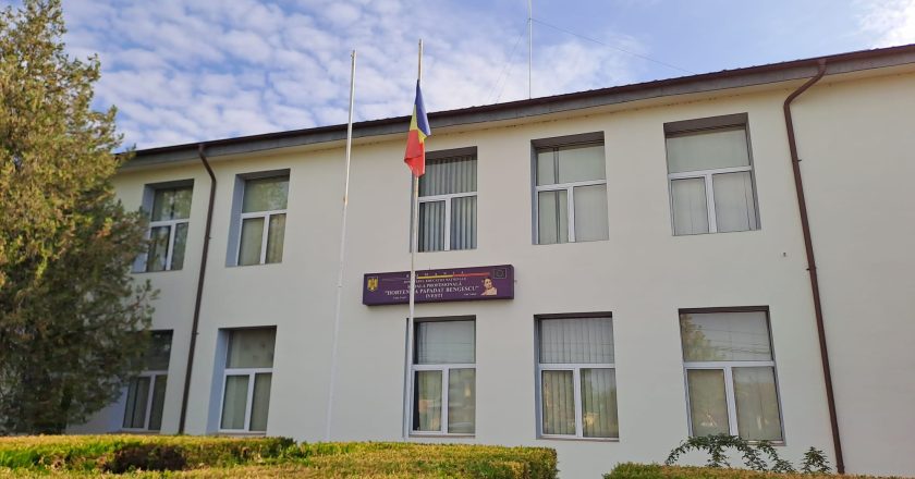 Ziua educației “celebrată” la Ivești cu un scandal. Un profesor a pălmuit un elev