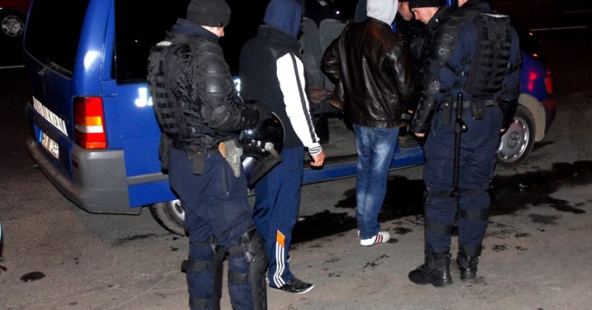 TECUCI. Doi bătrâni au fost agresați de un posibil drogat pe o arteră principală din oraș