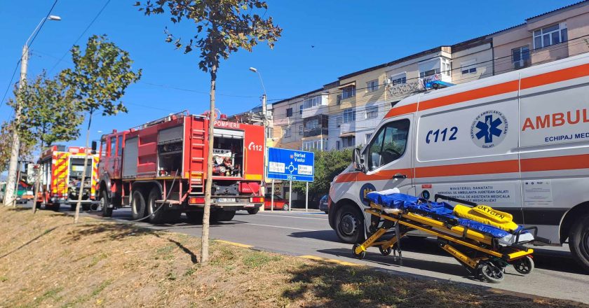 VIDEO. Incendiu într-un bloc de apartamente din Tecuci