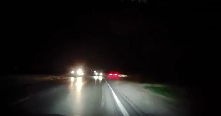 VIDEO. LA UN PAS DE MOARTE. Un șofer a sărit cu mașina în câmp pentru a evita accidentul