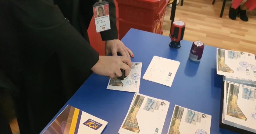 Omagierea celor două colegii naționale din Tecuci cu produse filatelice de colecție