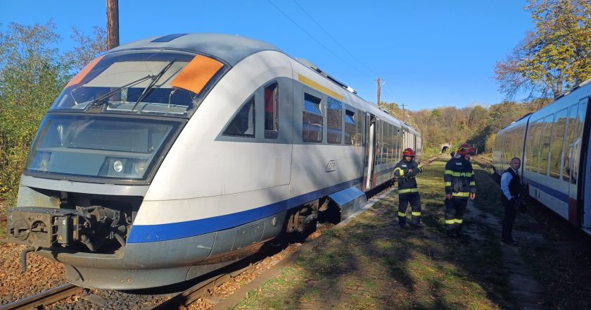 Nu iese fum fără foc. Spaimă pentru  100 de pasageri dintr-un tren care venea la Tecuci, după ce un automotor a fost cât pe ce să ardă în totalitate