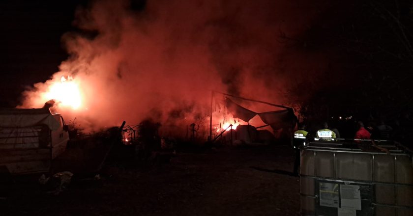 Incendiu noaptea trecută la Drăgănești. Un saivan a luat foc