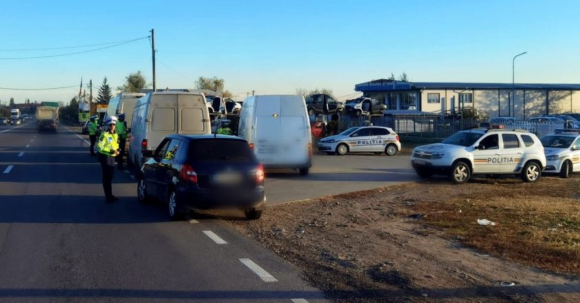 Doi bărbați depistați la volan pe străzile din oraș fără a avea permise de conducere. Unul din ei îl avea suspendat, iar altul îl avea fals