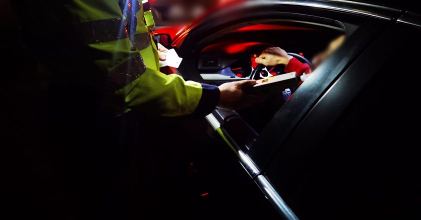 Se plimba cu mașina prin oraș, deși avea permisul suspendat. Este isprava unui tânăr din Brăhășești
