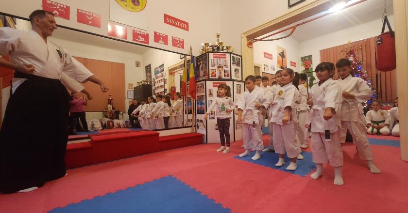 Ajutoarele lui Moș Crăciun au ajuns la peste 500 copii tecuceni