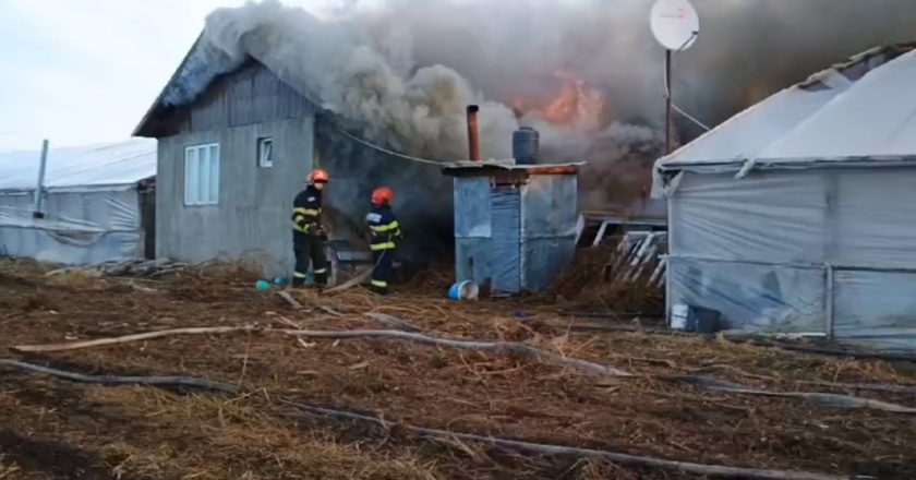 Intervenție a pompierilor la Matca. O casă a luat foc