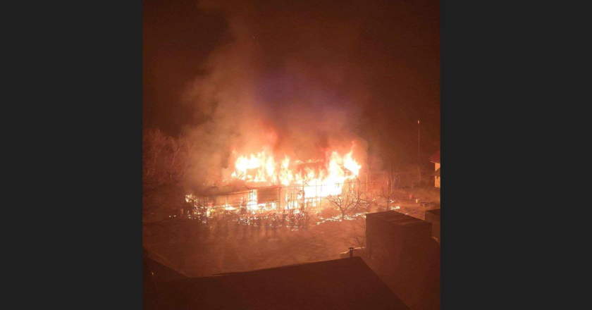 Incendiu noaptea trecută în oraș. De la ce a pornit focul