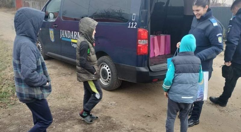 7 frați din Tecuci au primit cadouri de Crăciun din partea Jandarmilor