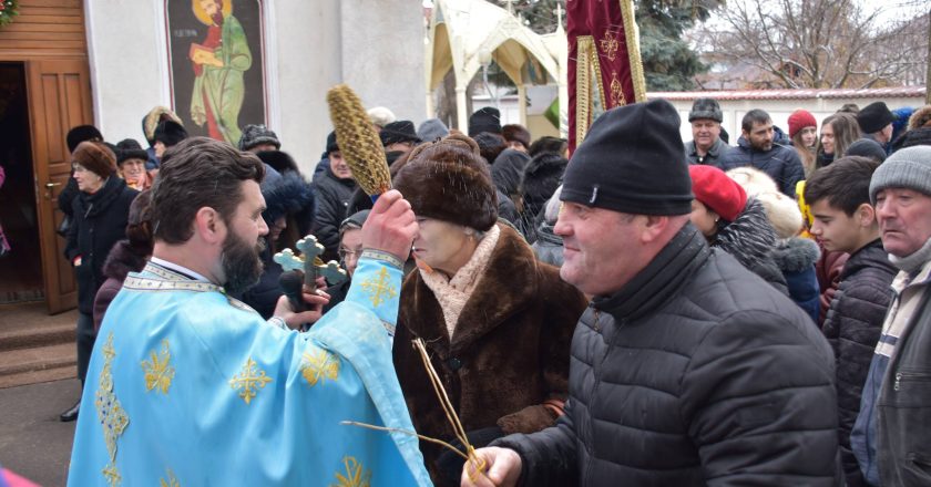 Tecucenii vor primi  mâine Aghiasma Mare. Tradiții și obiceiuri de Bobotează