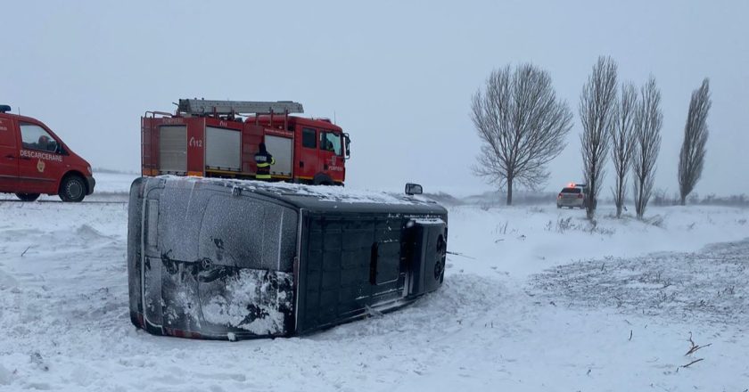 Neatenția costă! Un microbuz s-a răsturnat la Berheci