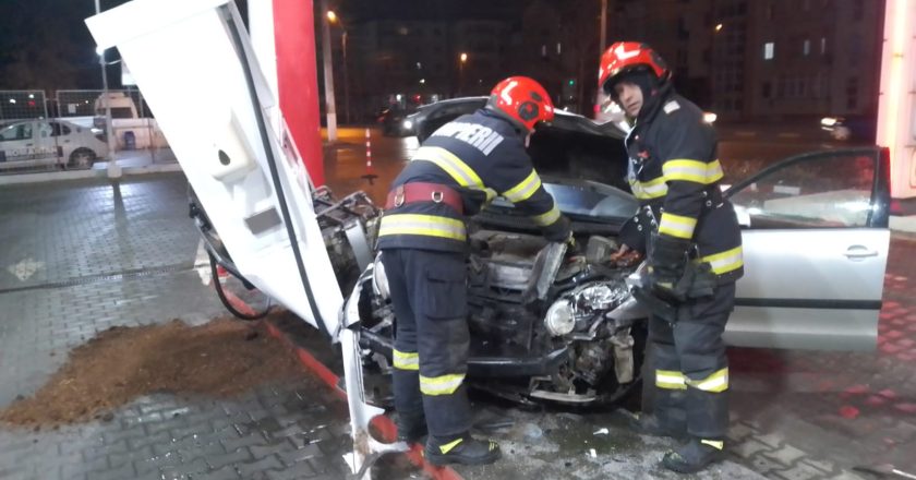 Pericol seara trecută la Tecuci. Autoturism proiectat într-o pompă