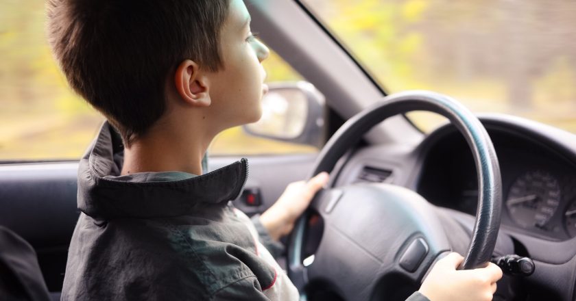 Un copil din oraș a fost prins la volan fără permis. Polițiștii i-au făcut dosar penal