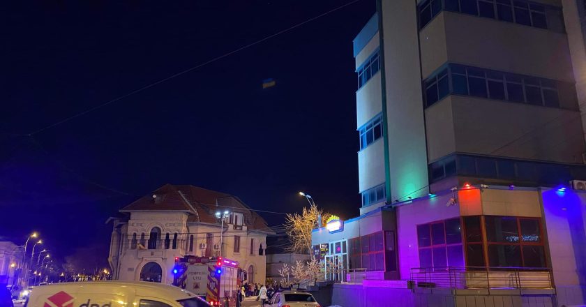 VIDEO. Un bărbat a încercat să se arunce de pe un stâlp înalt din centrul Tecuciului