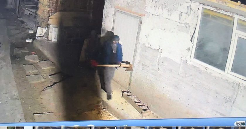 VIDEO Jaf ca in vestul sălbatic la Drăgănești. Doi hoți mascați și înarmați au furat o oaie și au bătut un câine