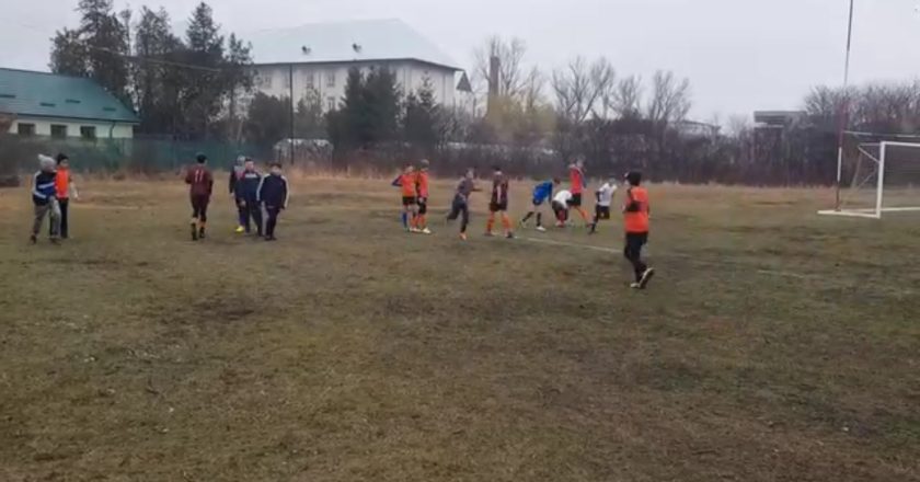 Noul sport național, fotbal în noroi. Juniorii tecuceni se antrenează și joacă pe terenuri mizerabile / GALERIE FOTO