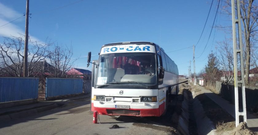 VIDEO. Un autobuz a luat foc în mers pe ruta Tecuci – Cărăpcești