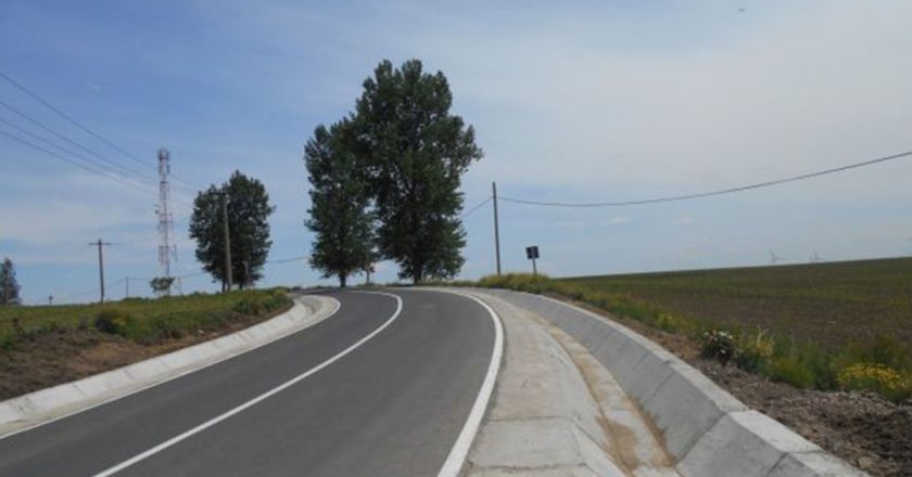 CJ Galați. A fost semnat contractul de lucrări pentru 60 de km de drum județean