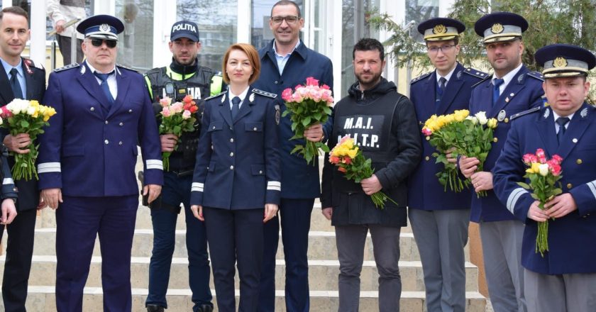 Prefectul Claudiu Gavril alături de polițiștii gălățeni a oferit flori doamnelor