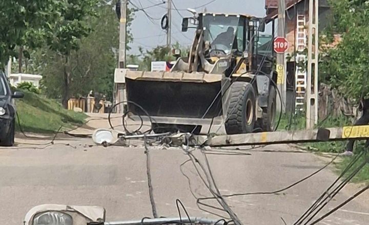 Cu 1,41 alcool și fără permis, un bărbat cu vola a pus la pământ doi stâlpi pe o stradă din Tecuci