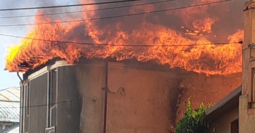 Incendiu de proporții în centrul orașului. Unei femei de 71 de ani i s-a făcut rău