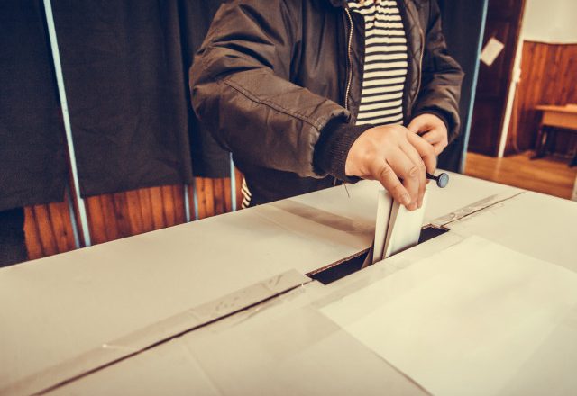 Membrul unei secții de votare din Tecuci a fost prins băut în ziua alegerilor