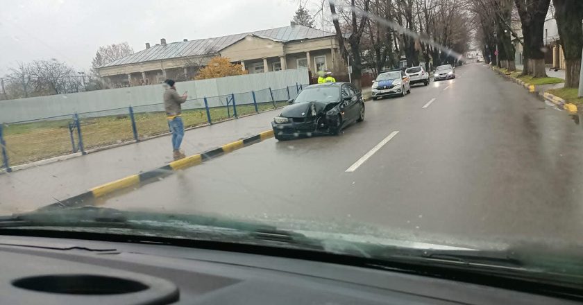 Băut la volan, un tânăr de 24 de ani a rupt un stâlp de electricitate în Tecuci