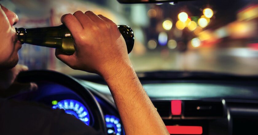 Tineri prinși cu probleme la volan pe străzile din oraș. Au condus  băuți și fără permis