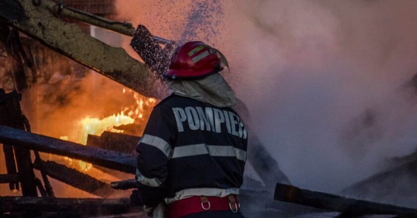 Incendiu în desfășurare la o clădire a Primăriei Tecuci. Intervin pompierii