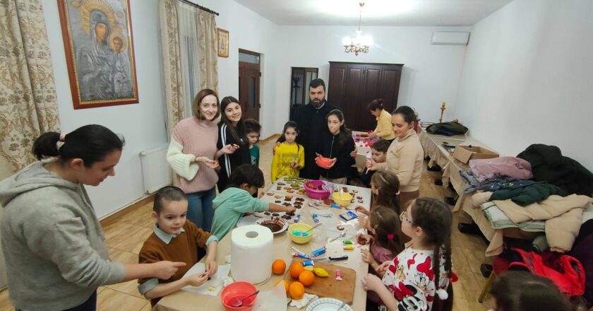 BISERICĂ. Atelier de preparat, de copt și ambalat turtă dulce organizat pentru copii