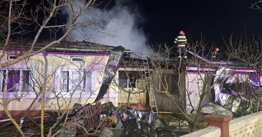 Incendiu puternic la o casă din Lungoci. Comandantul pompierilor de la Tecuci a fost personal la fața locului