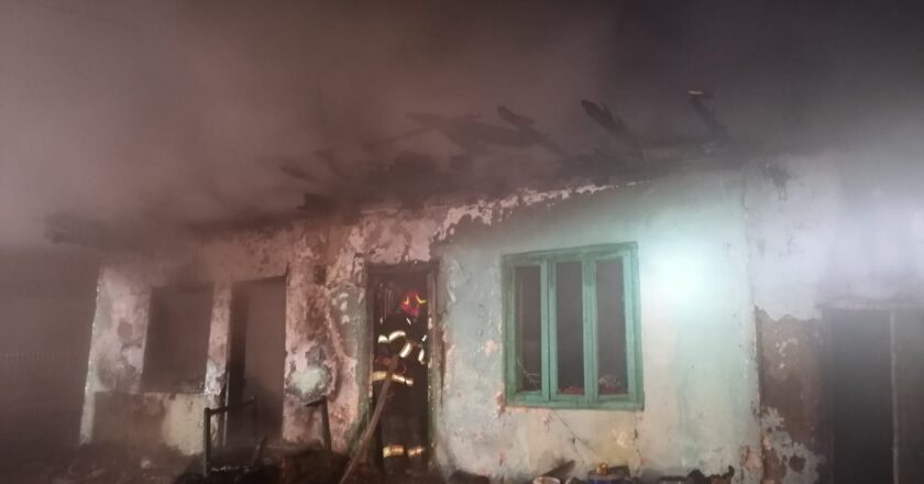 Incendiu puternic la Țepu. Un bărbat a murit