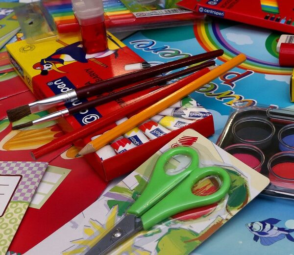 Peste 360 de copii din Tecuci vor primi gratuit rechizite pentru clasa pregătitoare